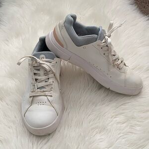 2006.On running the Roger advantage running shoes